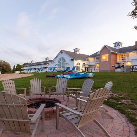 Baymont By Wyndham St. Ignace Lakefront Екстер'єр фото