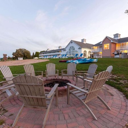 Baymont By Wyndham St. Ignace Lakefront Екстер'єр фото