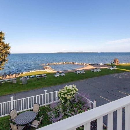 Baymont By Wyndham St. Ignace Lakefront Екстер'єр фото