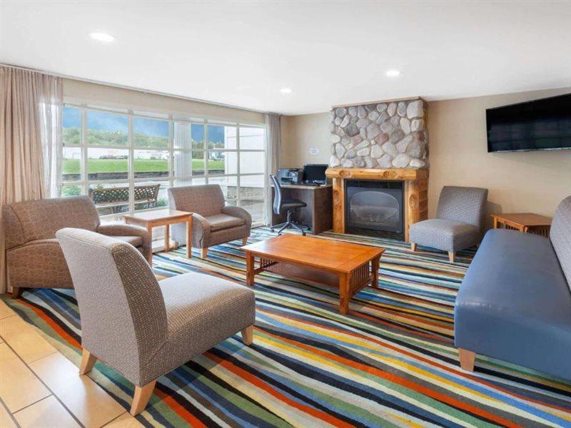 Baymont By Wyndham St. Ignace Lakefront Екстер'єр фото