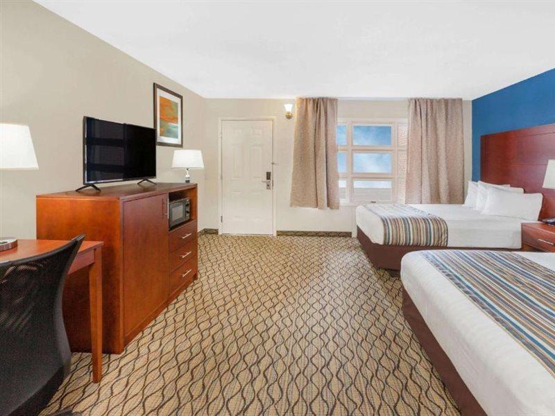 Baymont By Wyndham St. Ignace Lakefront Екстер'єр фото