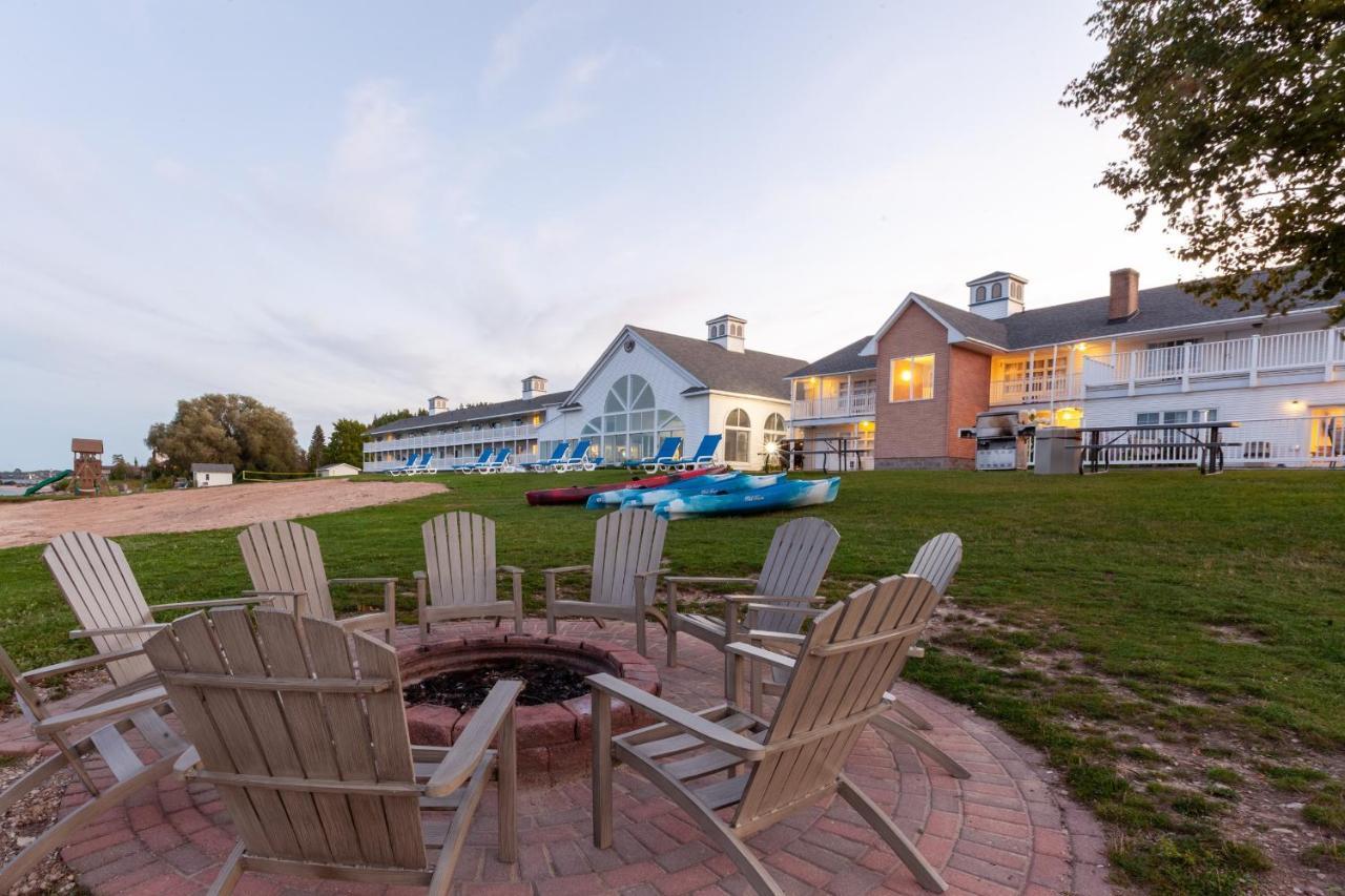 Baymont By Wyndham St. Ignace Lakefront Екстер'єр фото