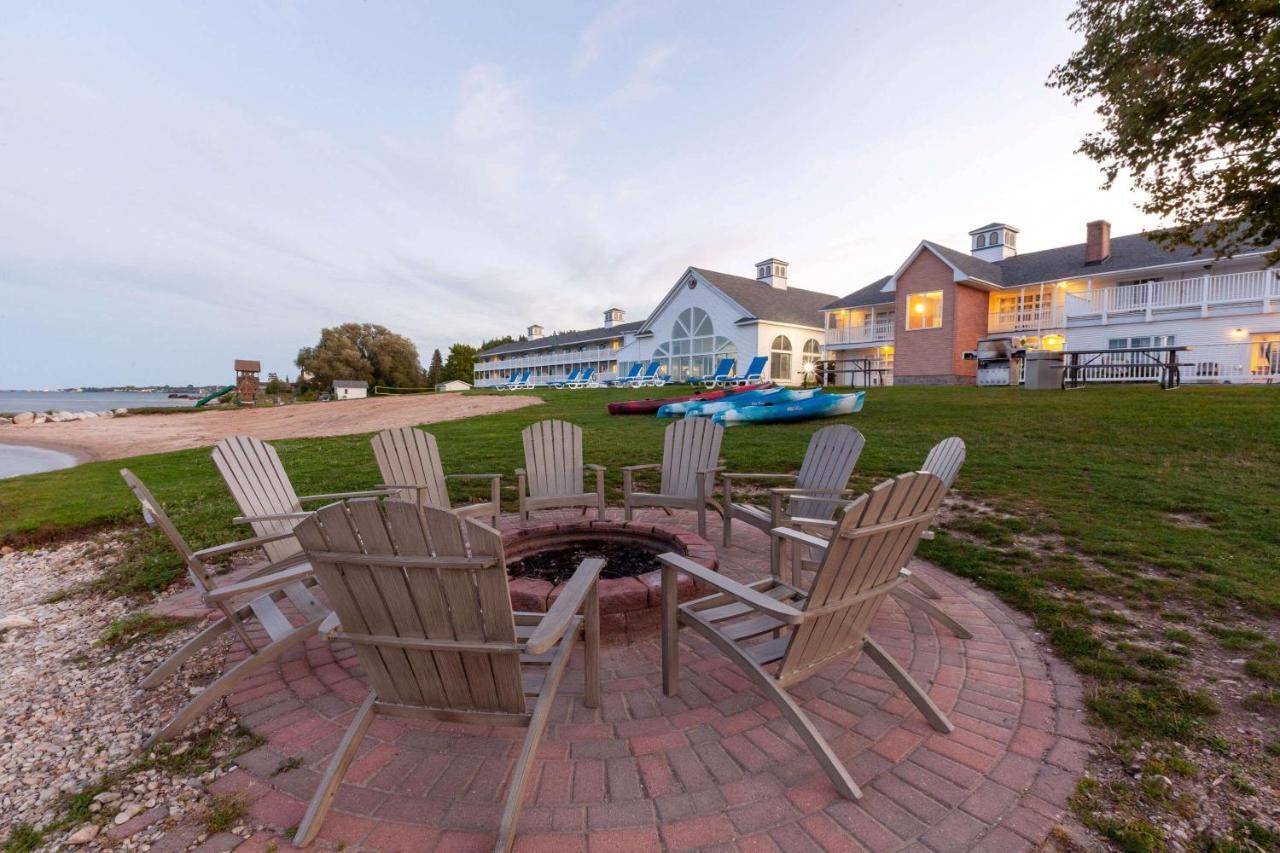 Baymont By Wyndham St. Ignace Lakefront Екстер'єр фото