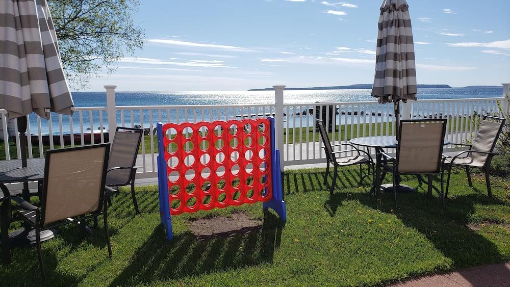 Baymont By Wyndham St. Ignace Lakefront Екстер'єр фото