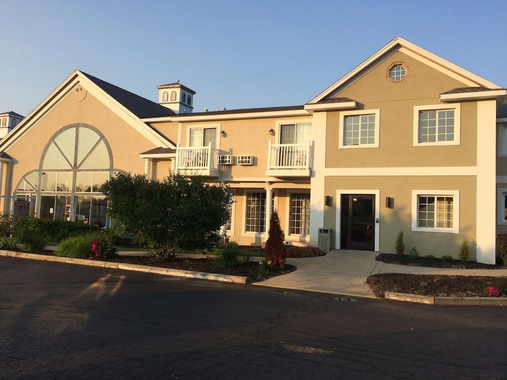 Baymont By Wyndham St. Ignace Lakefront Екстер'єр фото