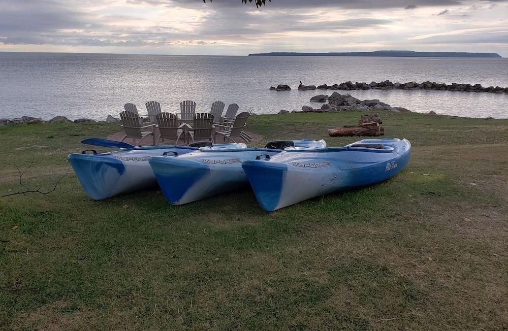 Baymont By Wyndham St. Ignace Lakefront Екстер'єр фото