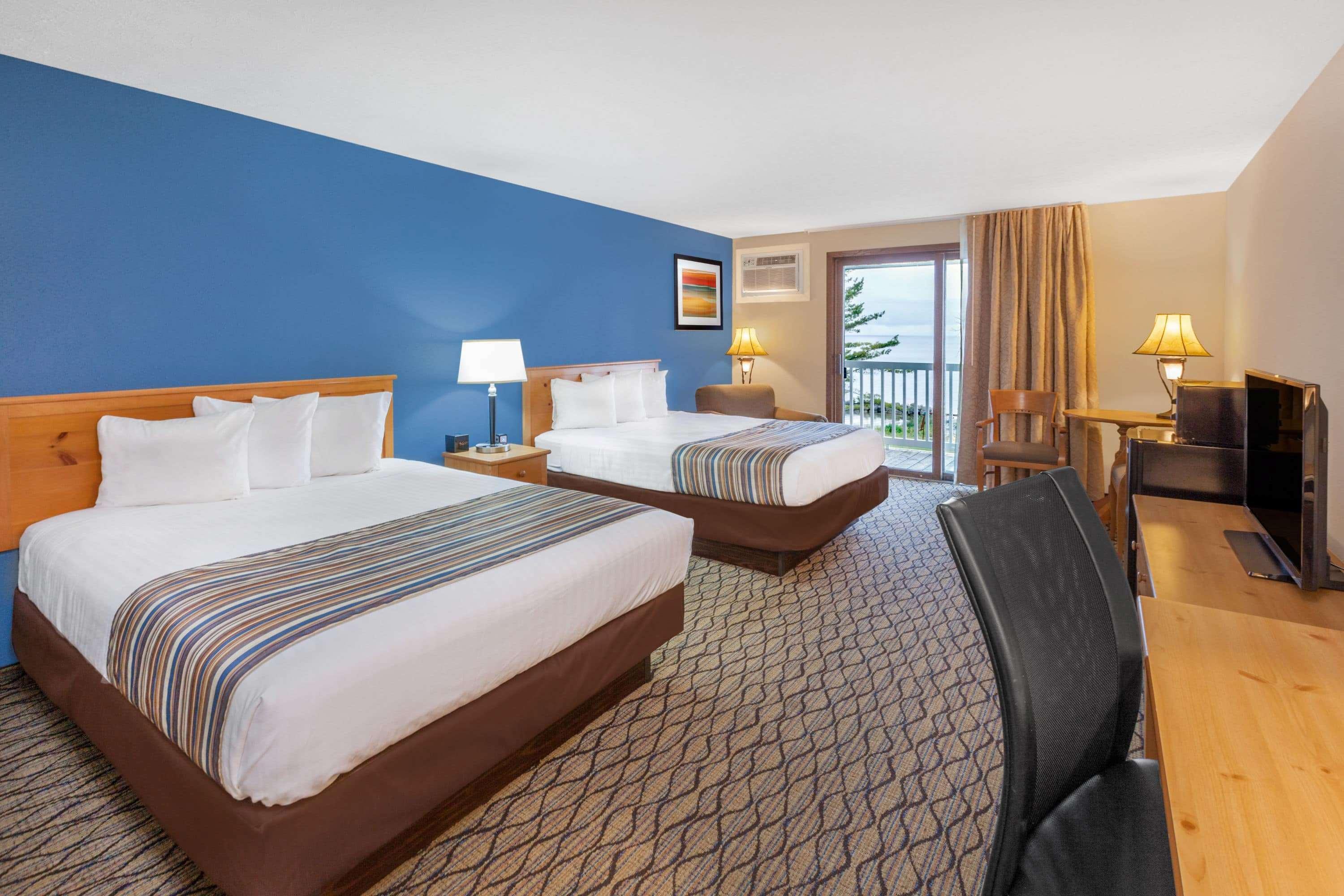 Baymont By Wyndham St. Ignace Lakefront Екстер'єр фото
