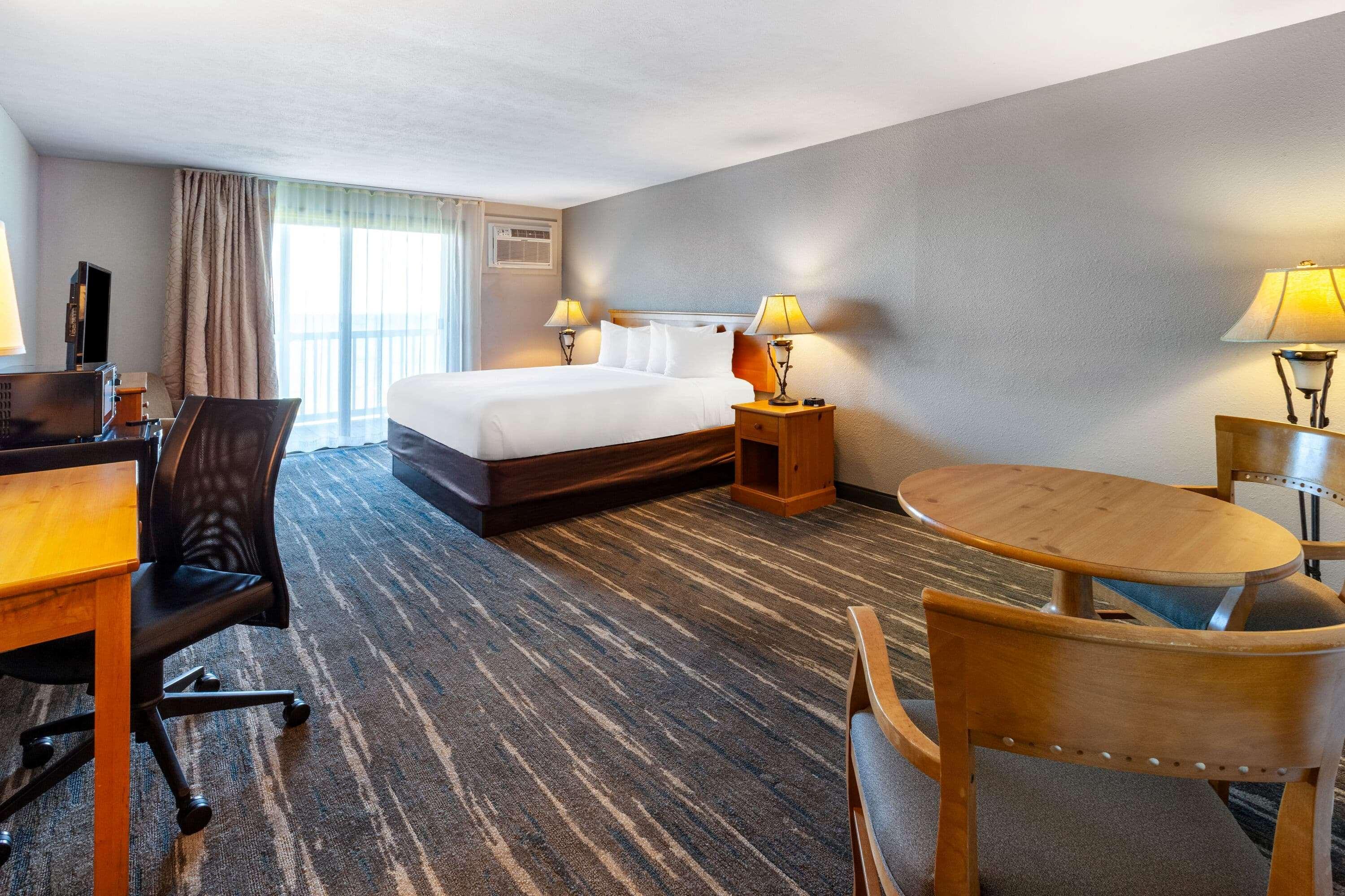 Baymont By Wyndham St. Ignace Lakefront Екстер'єр фото