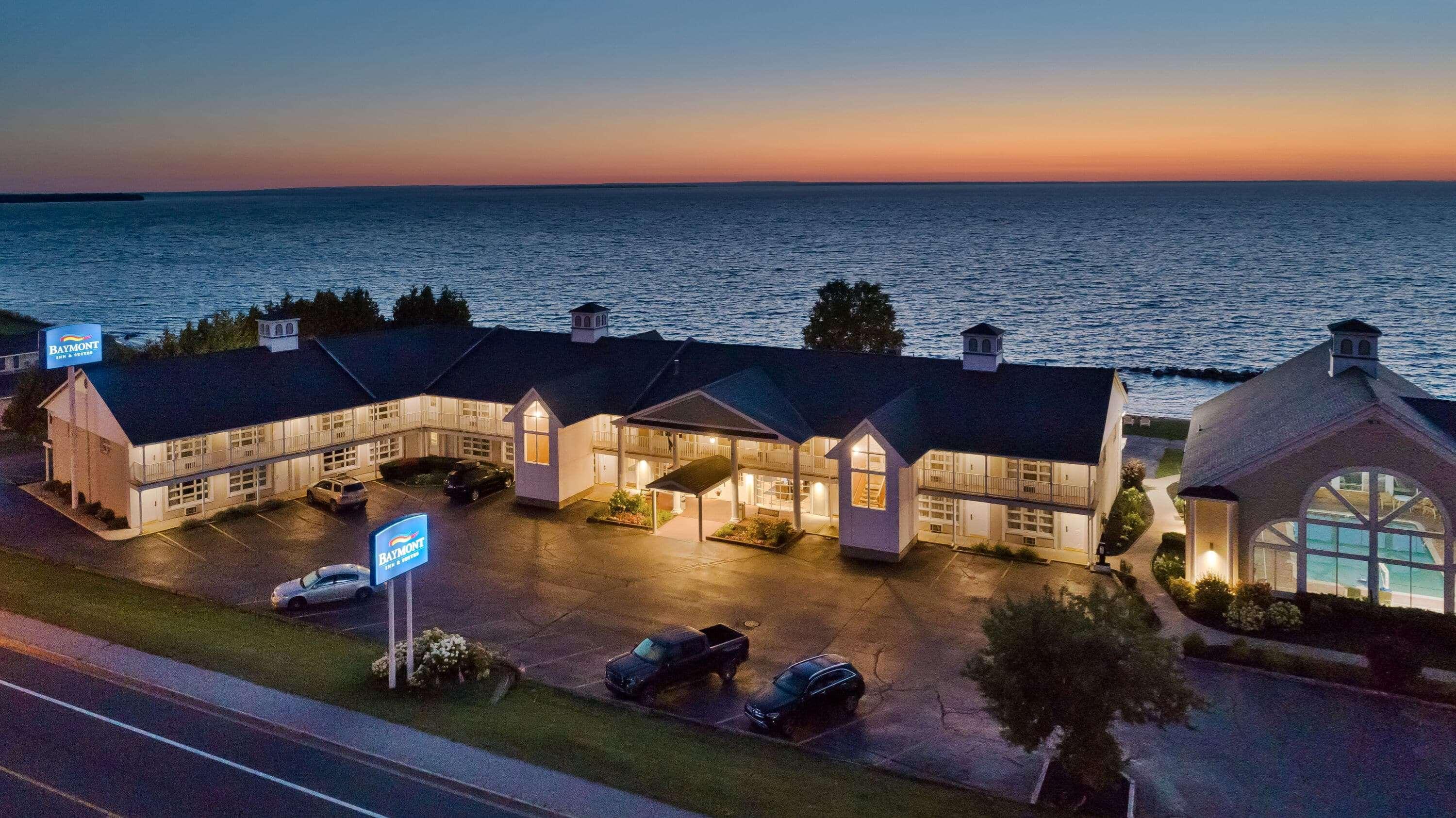 Baymont By Wyndham St. Ignace Lakefront Екстер'єр фото