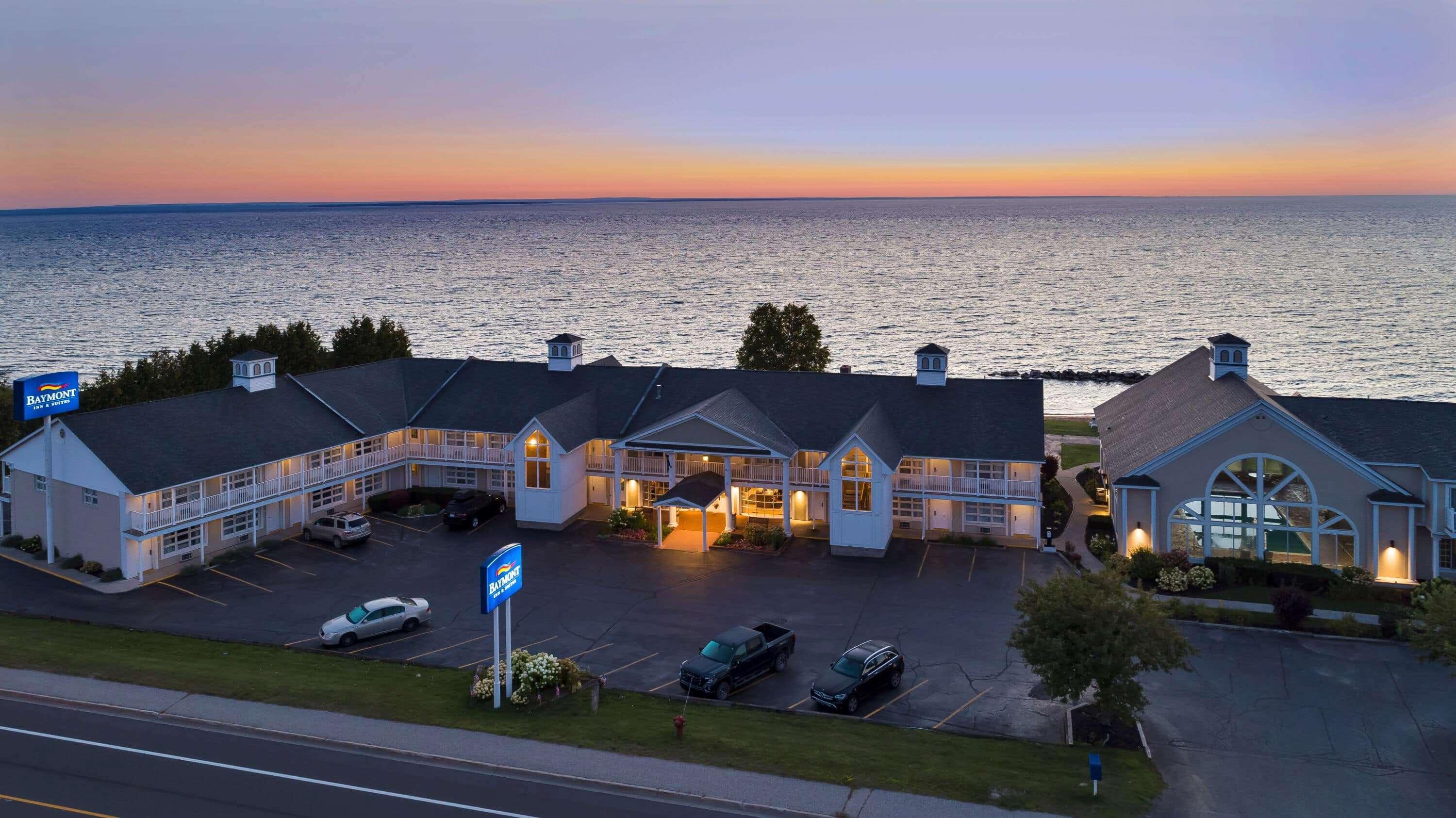 Baymont By Wyndham St. Ignace Lakefront Екстер'єр фото