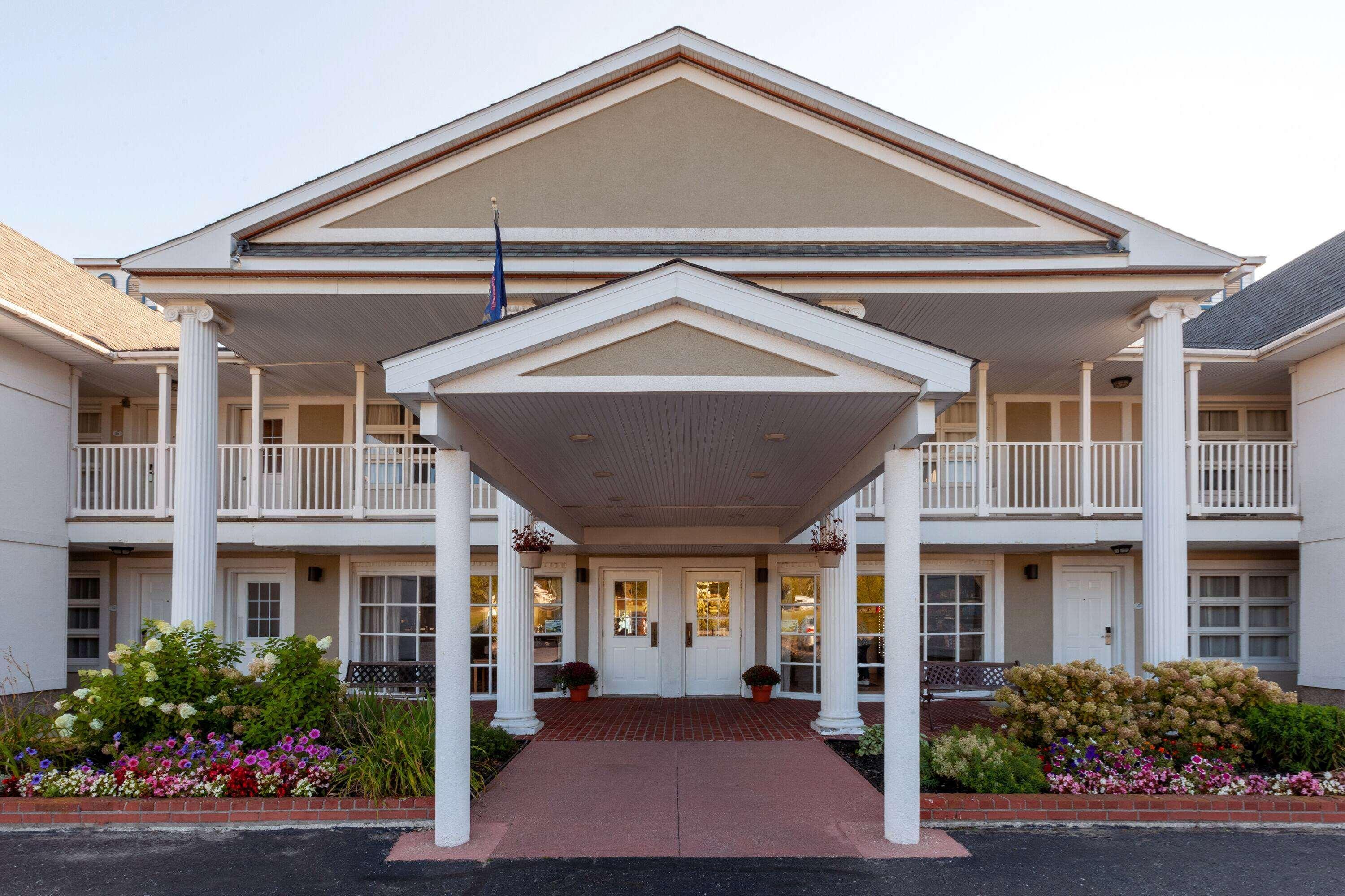 Baymont By Wyndham St. Ignace Lakefront Екстер'єр фото