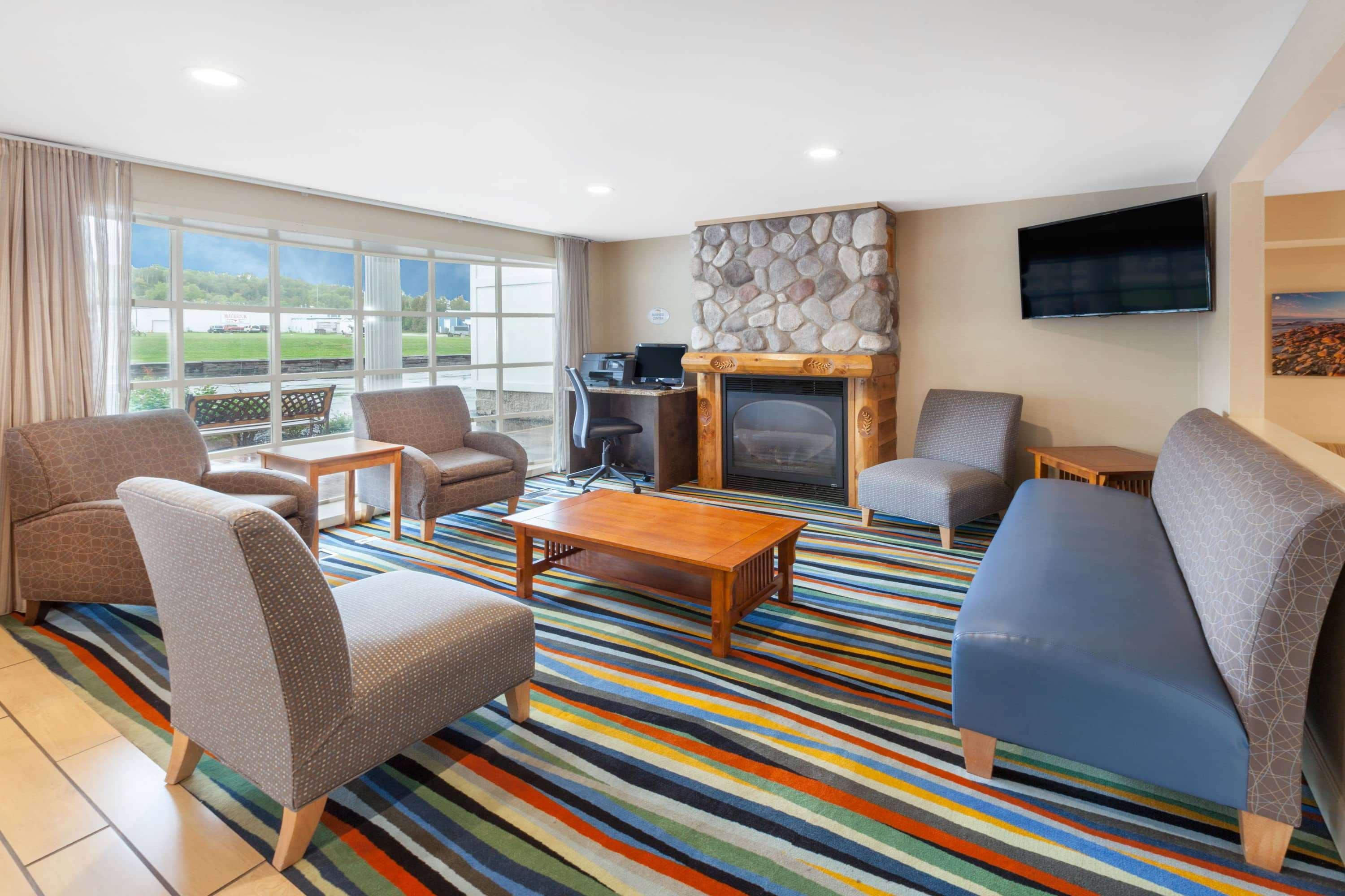 Baymont By Wyndham St. Ignace Lakefront Екстер'єр фото