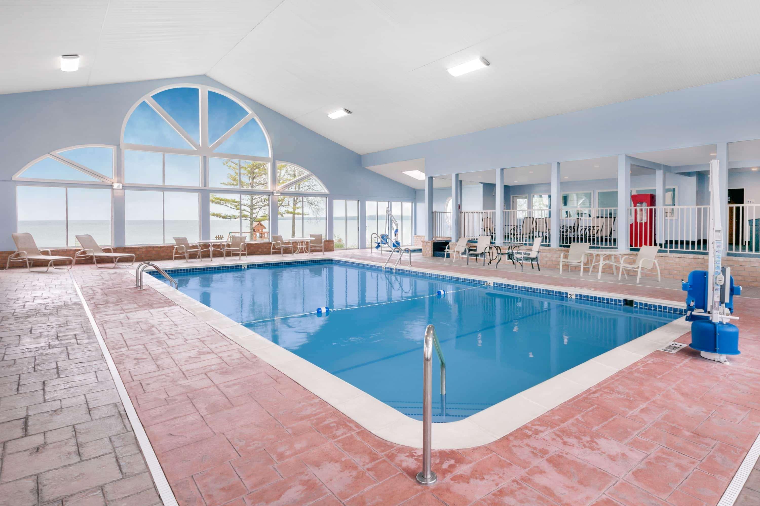 Baymont By Wyndham St. Ignace Lakefront Екстер'єр фото