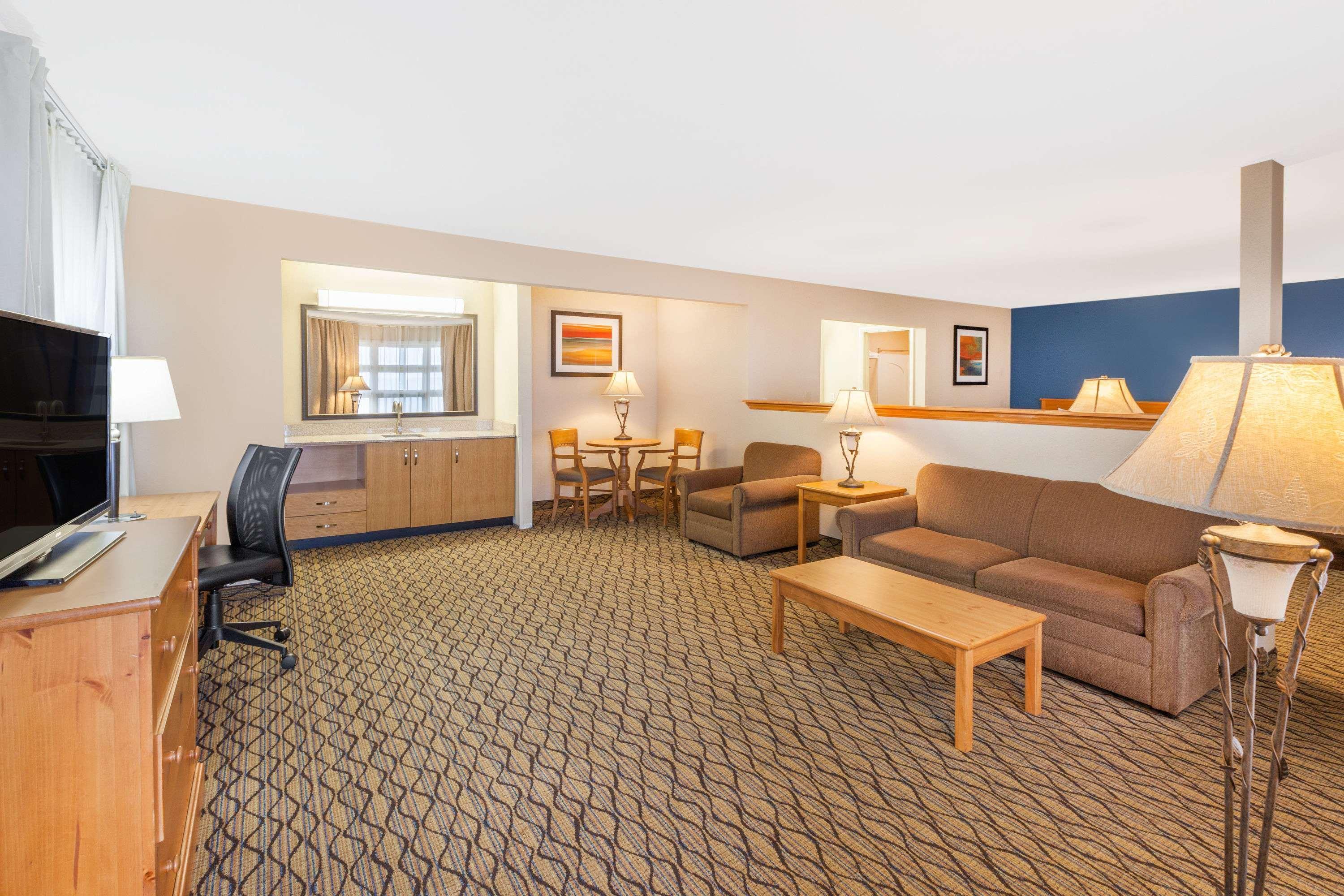 Baymont By Wyndham St. Ignace Lakefront Екстер'єр фото