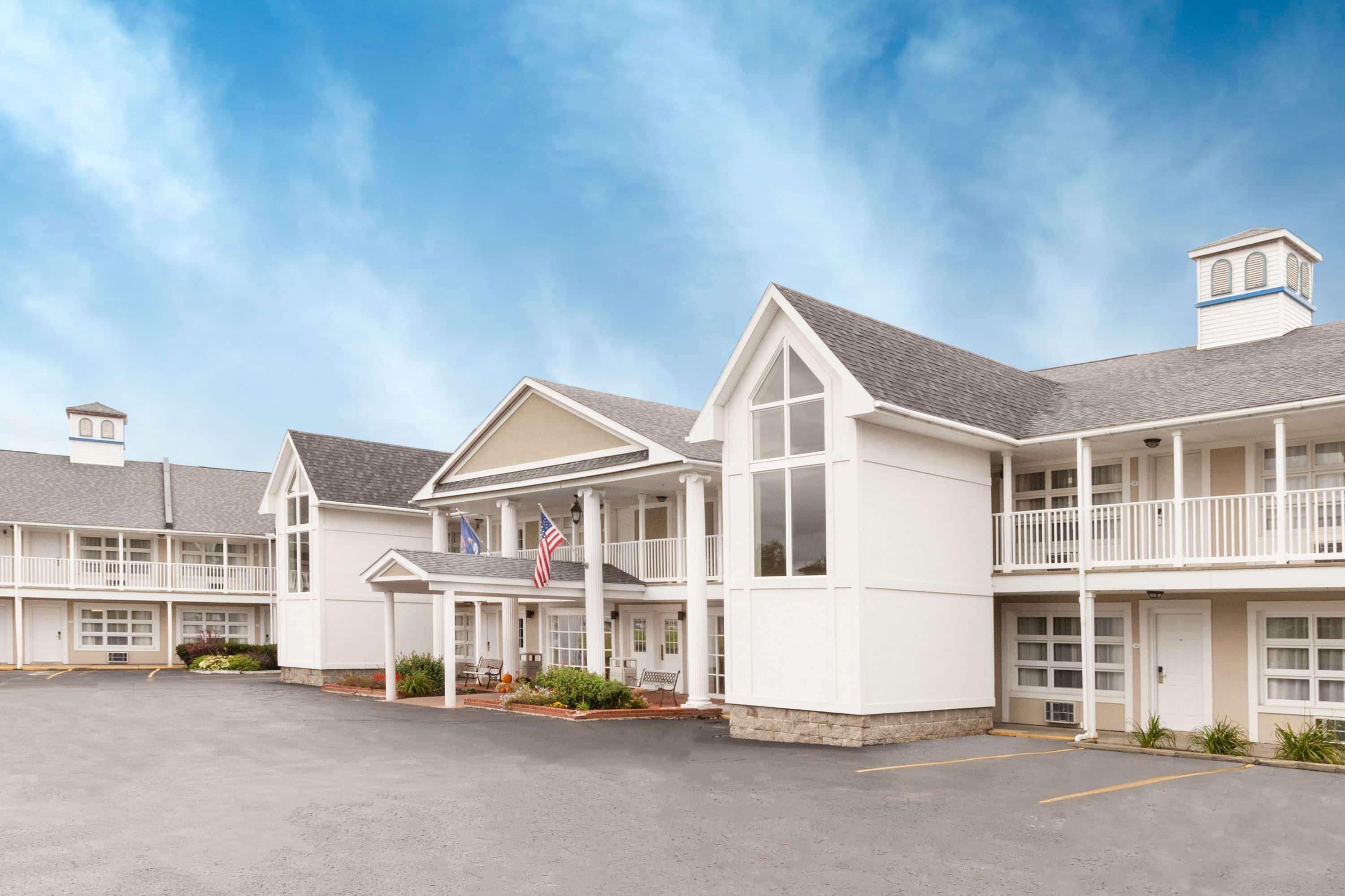 Baymont By Wyndham St. Ignace Lakefront Екстер'єр фото