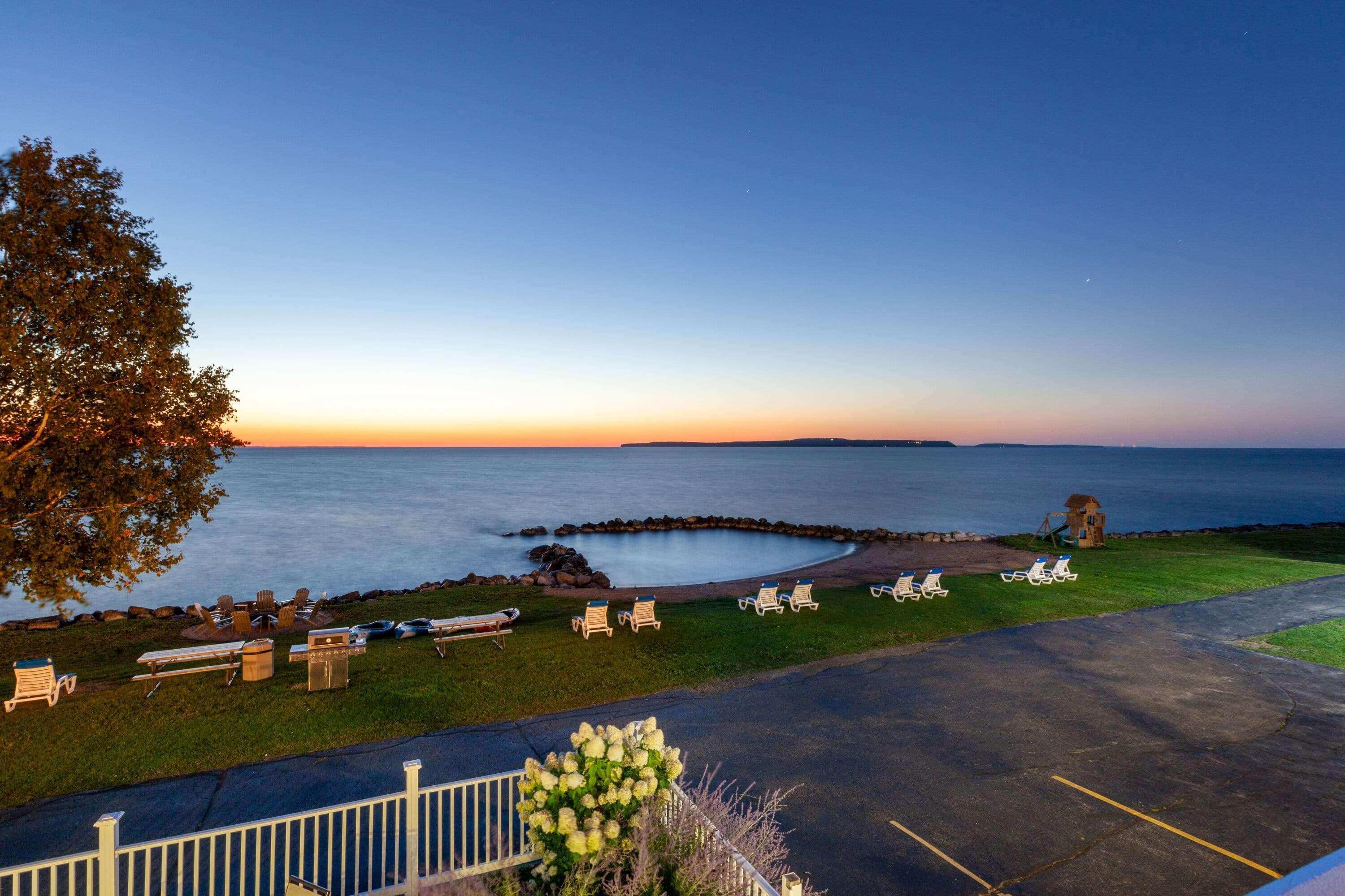 Baymont By Wyndham St. Ignace Lakefront Екстер'єр фото