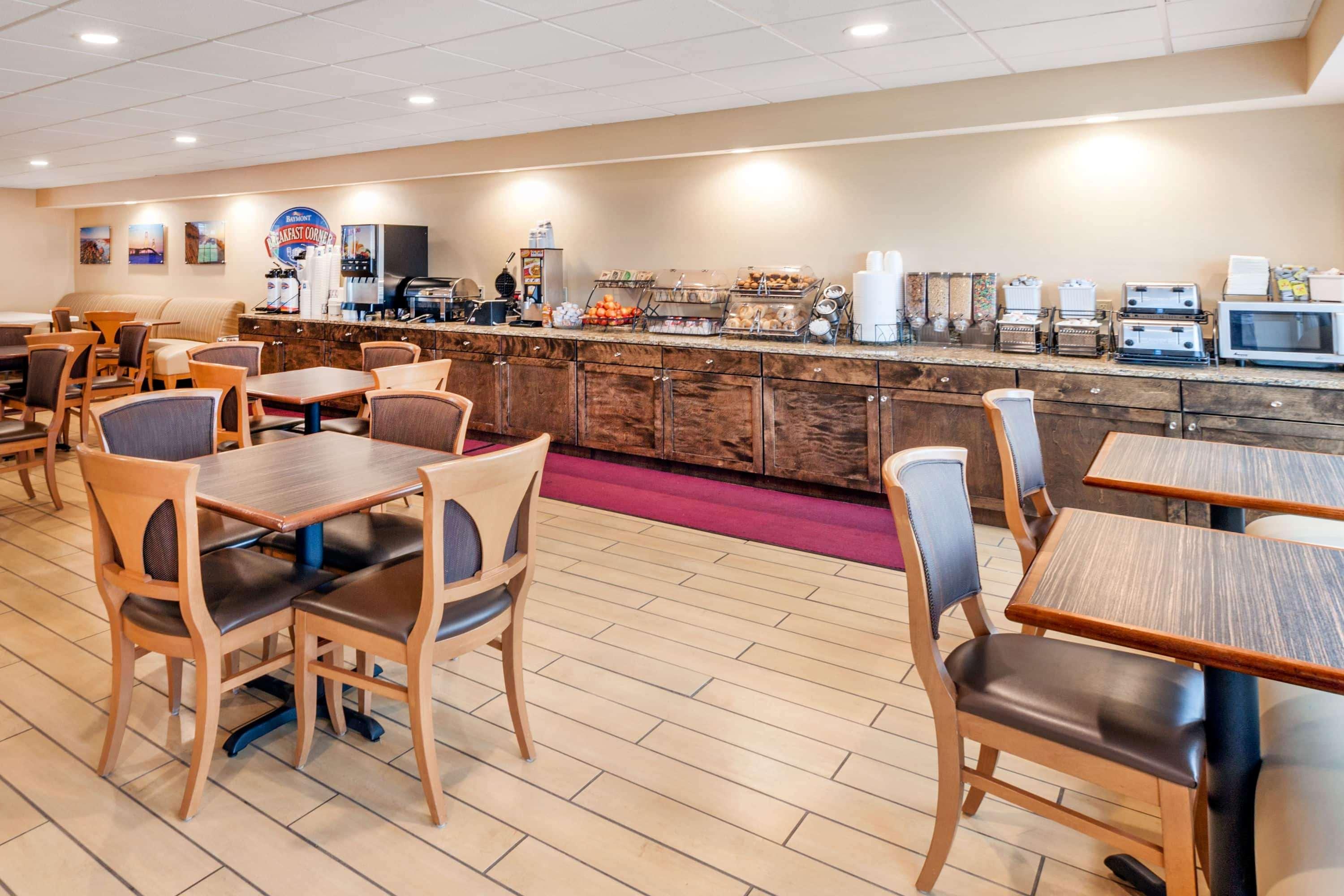 Baymont By Wyndham St. Ignace Lakefront Екстер'єр фото