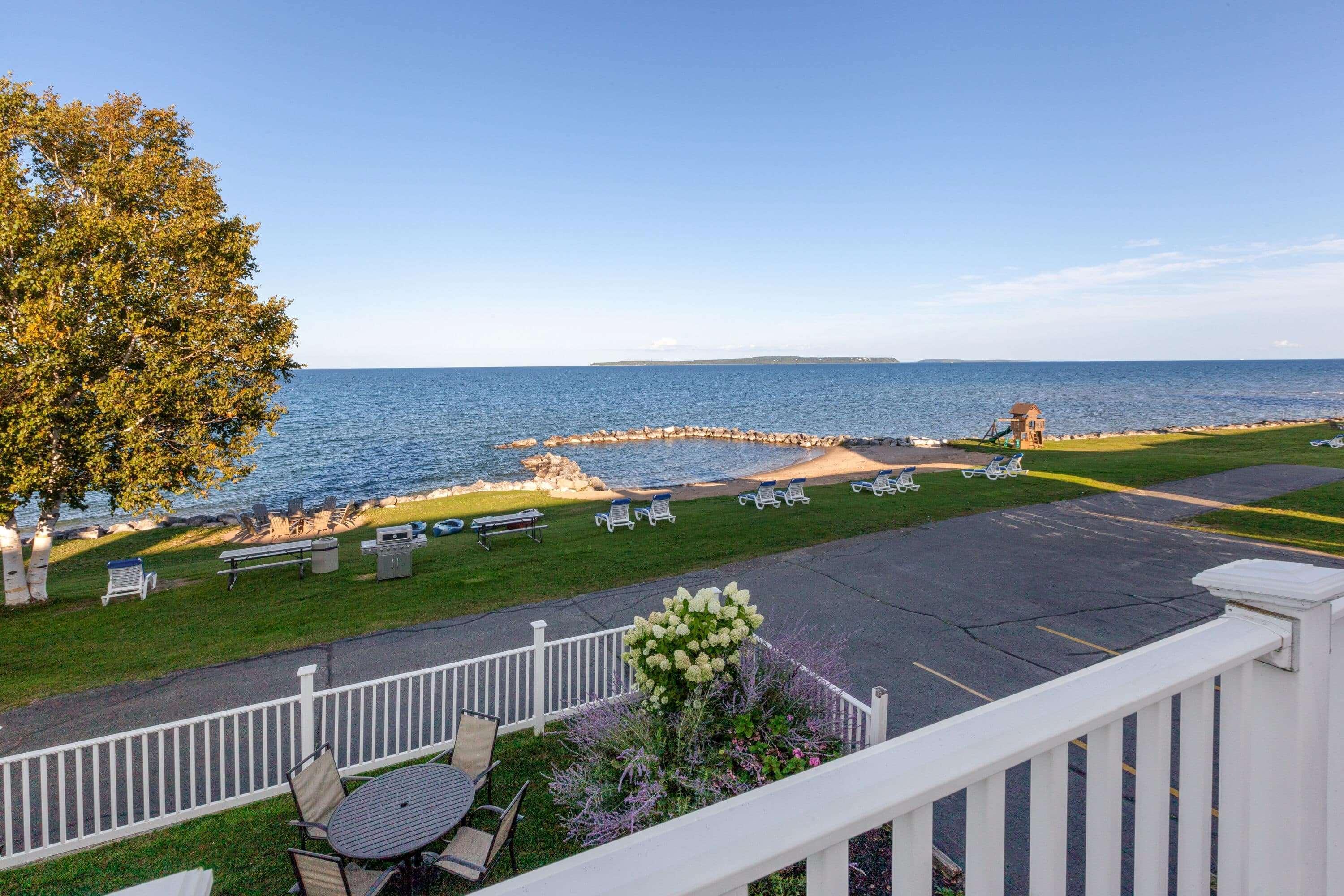 Baymont By Wyndham St. Ignace Lakefront Екстер'єр фото