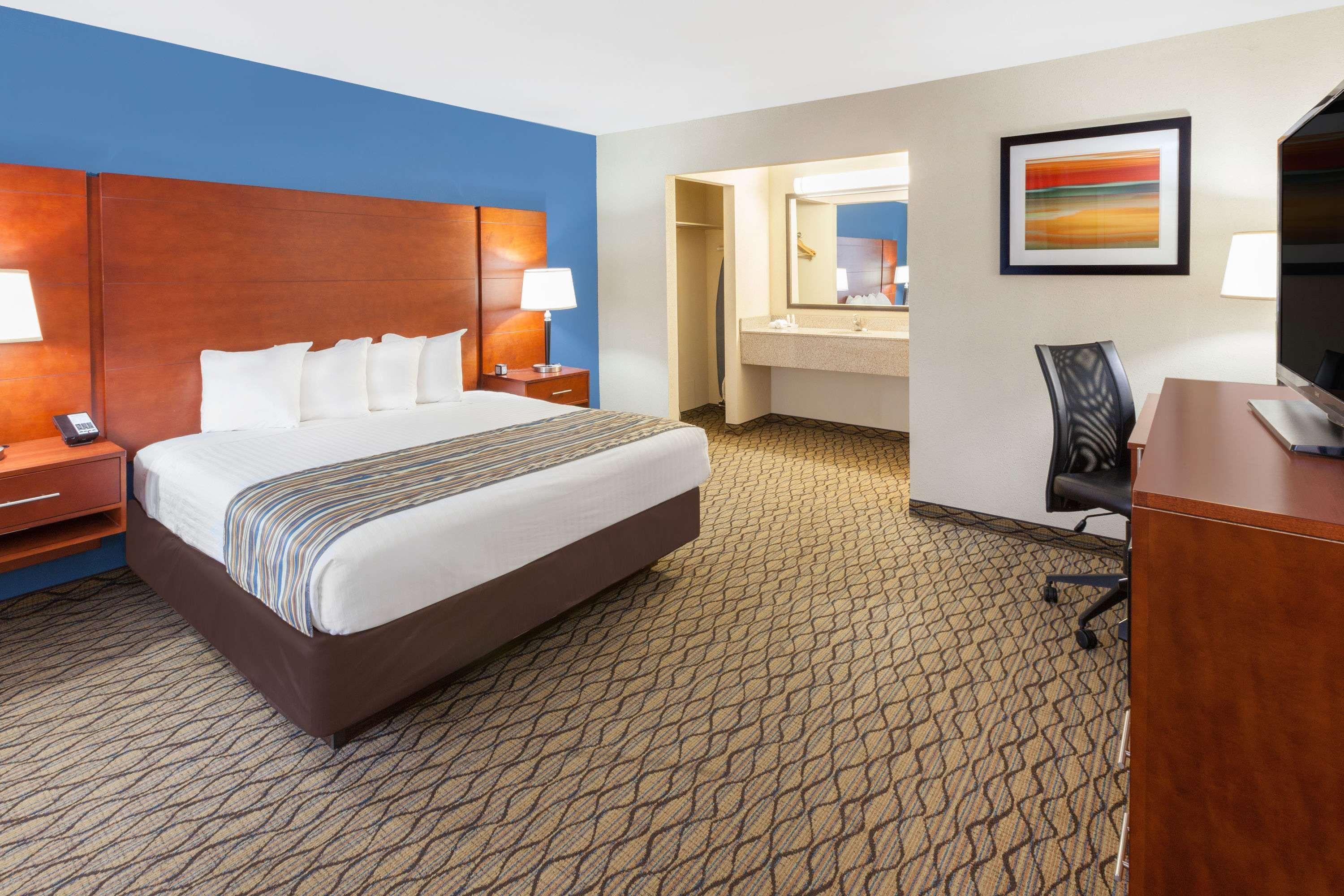 Baymont By Wyndham St. Ignace Lakefront Екстер'єр фото