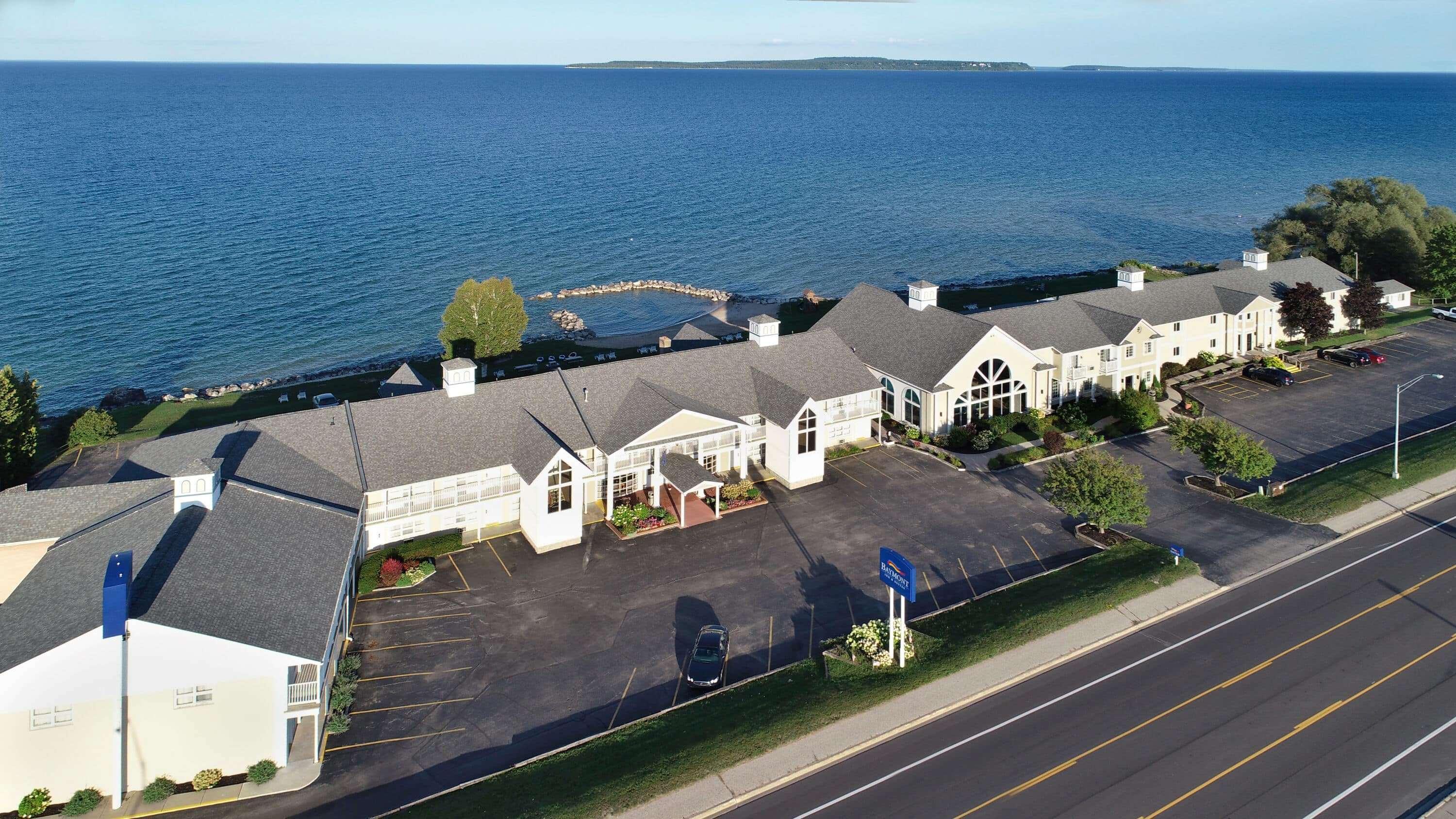 Baymont By Wyndham St. Ignace Lakefront Екстер'єр фото