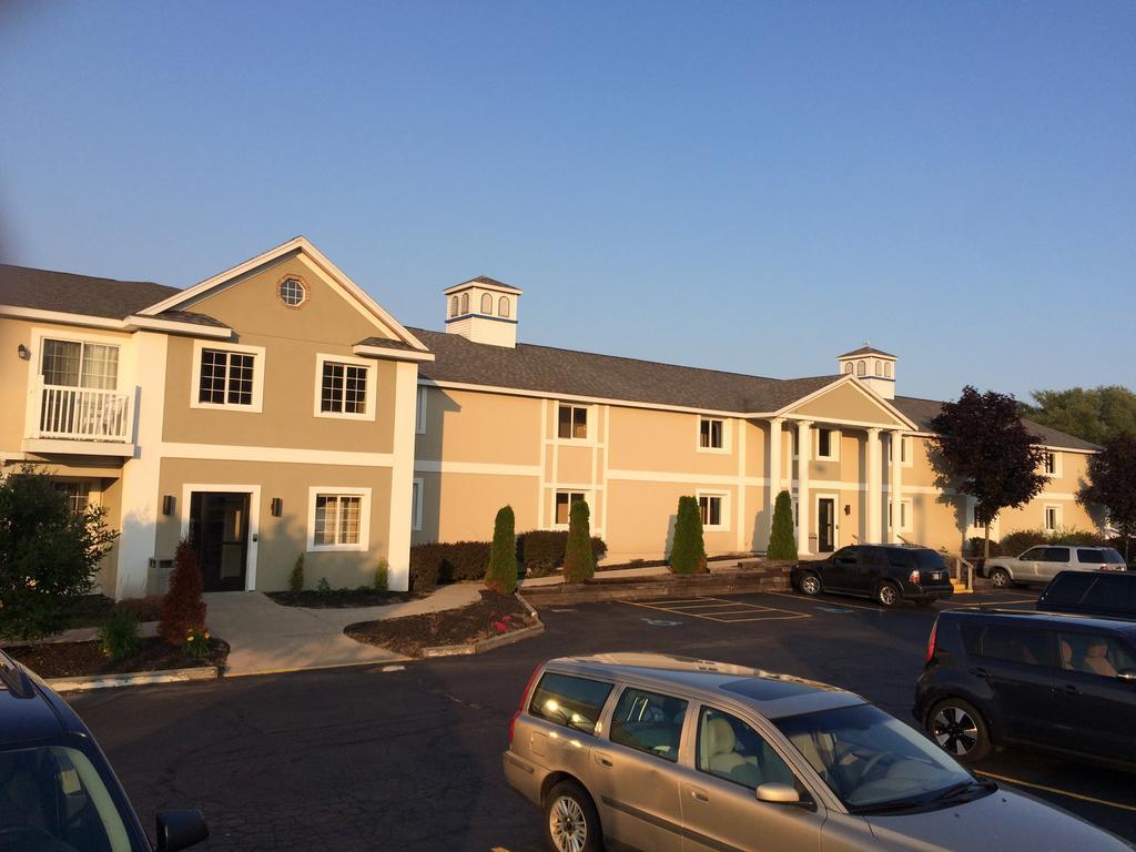 Baymont By Wyndham St. Ignace Lakefront Екстер'єр фото