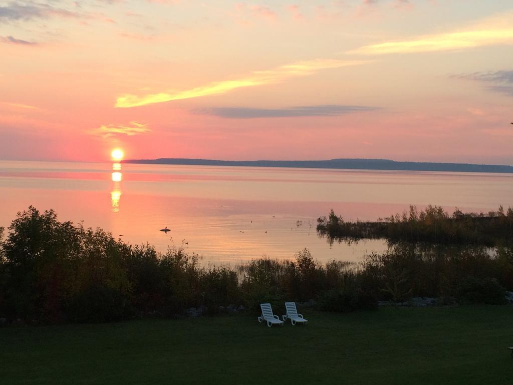 Baymont By Wyndham St. Ignace Lakefront Екстер'єр фото