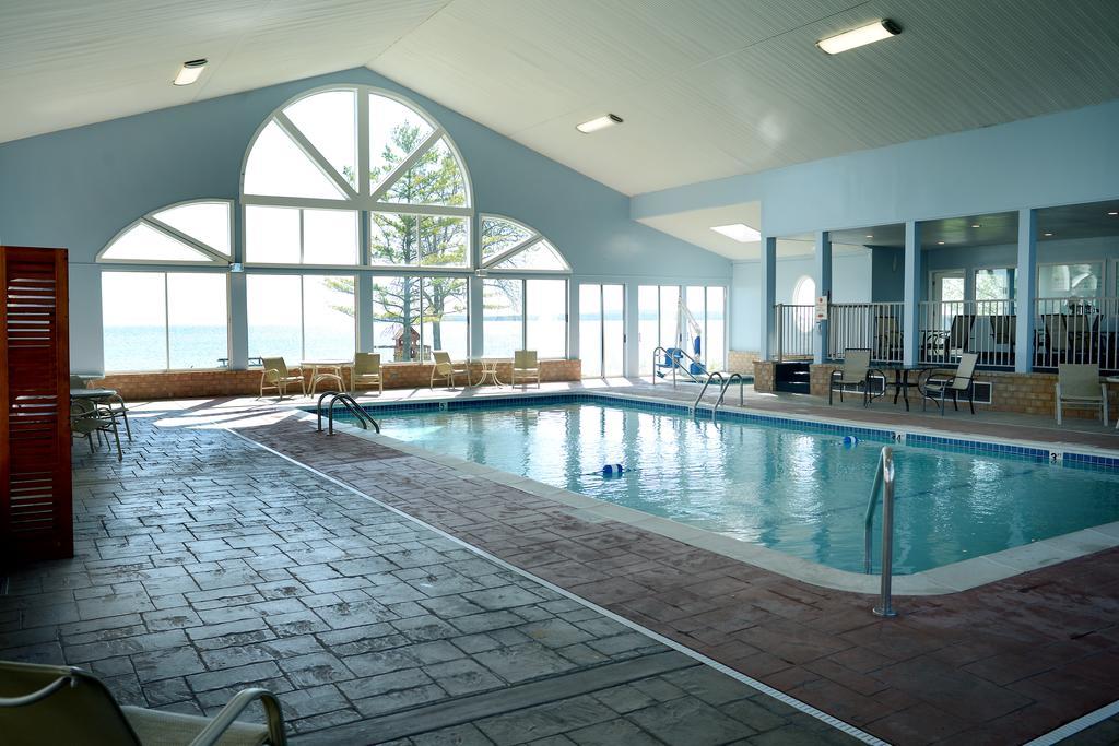 Baymont By Wyndham St. Ignace Lakefront Екстер'єр фото