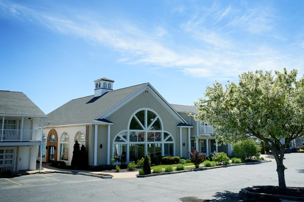 Baymont By Wyndham St. Ignace Lakefront Екстер'єр фото