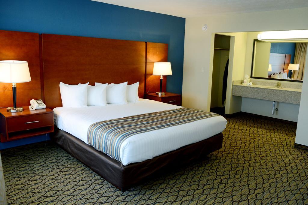 Baymont By Wyndham St. Ignace Lakefront Номер фото