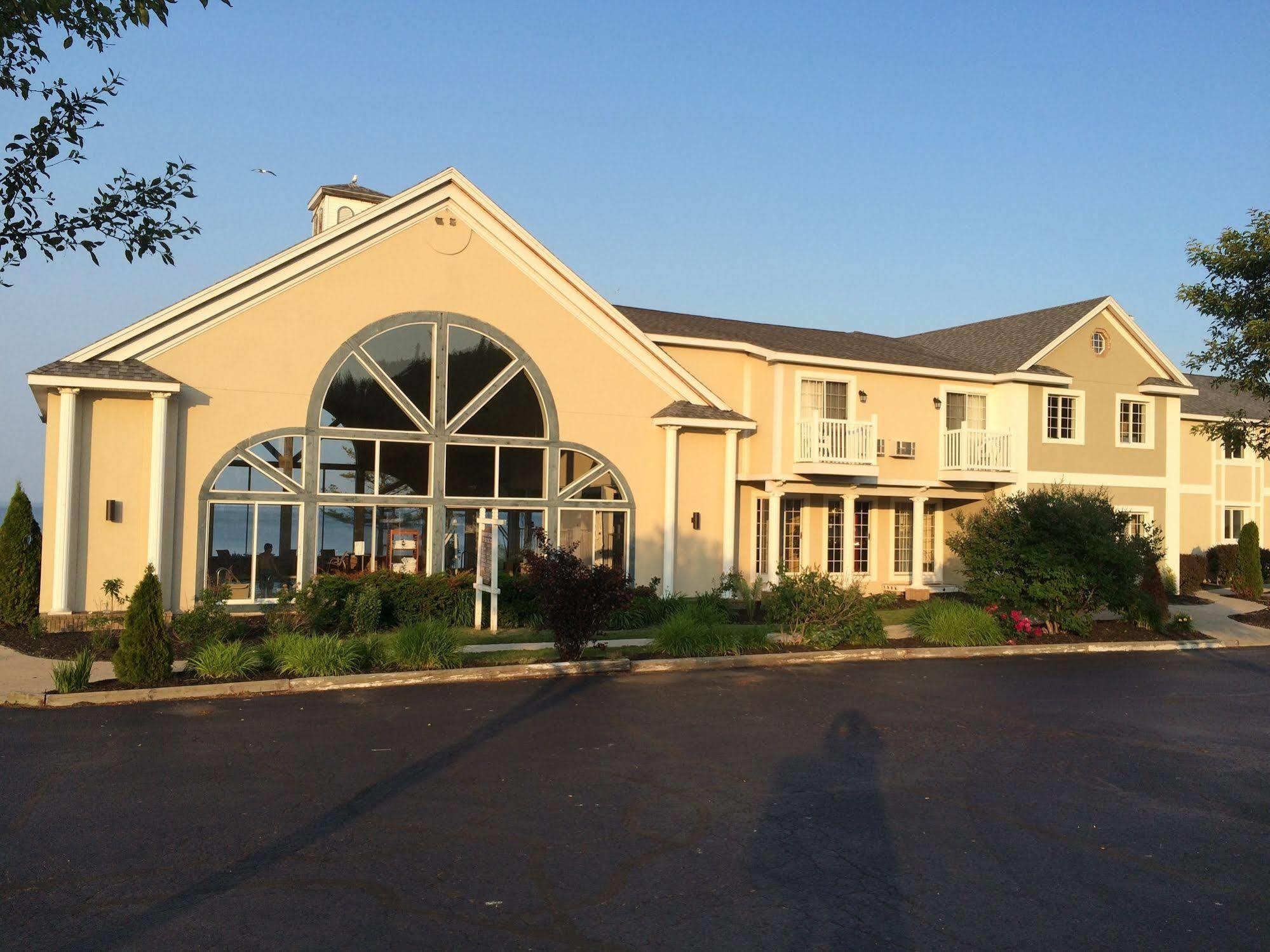 Baymont By Wyndham St. Ignace Lakefront Екстер'єр фото