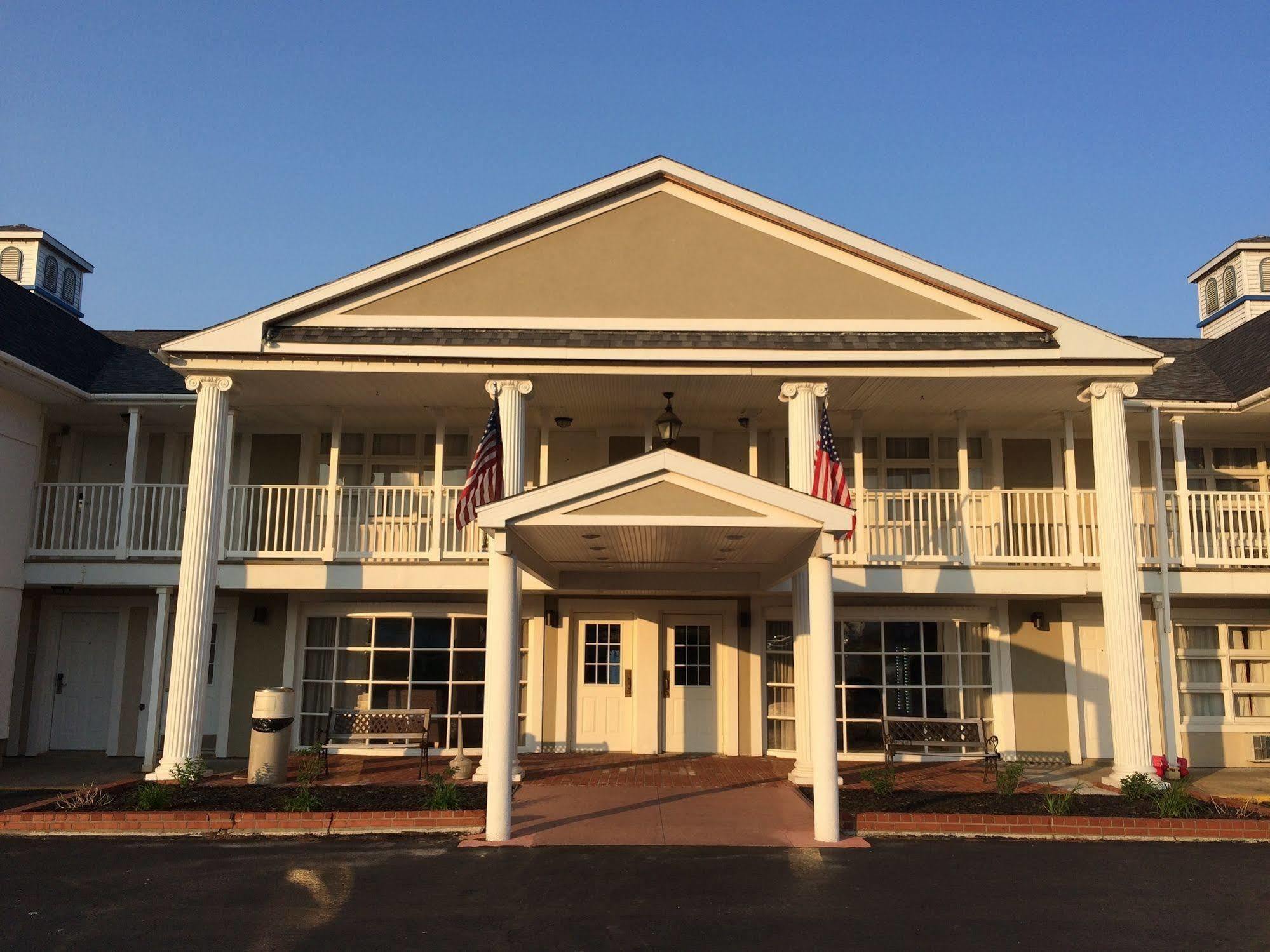 Baymont By Wyndham St. Ignace Lakefront Екстер'єр фото