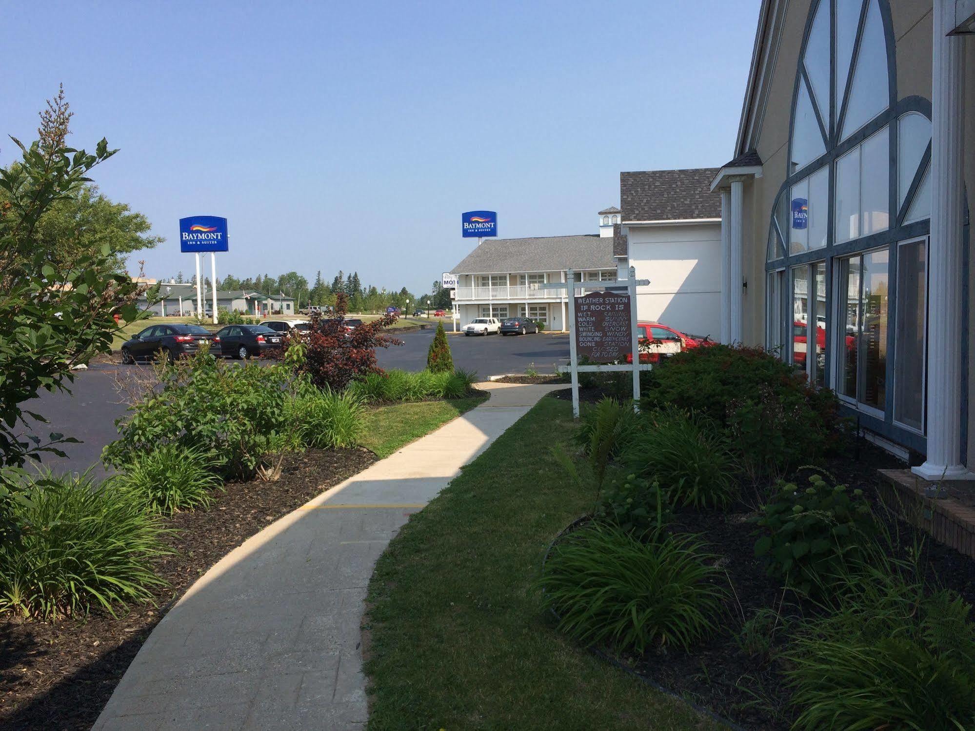 Baymont By Wyndham St. Ignace Lakefront Екстер'єр фото