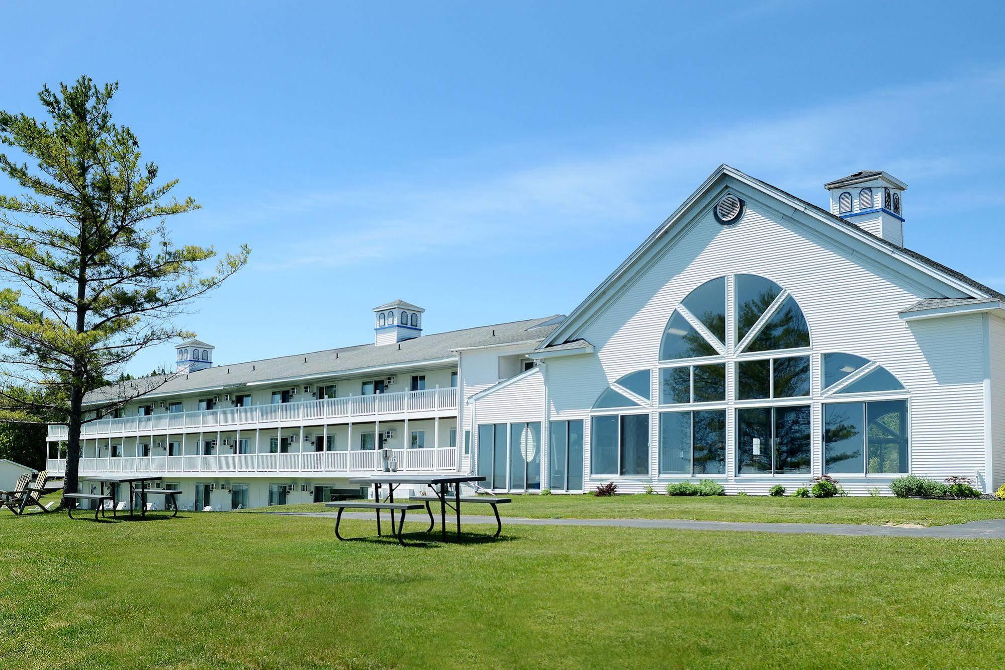 Baymont By Wyndham St. Ignace Lakefront Екстер'єр фото