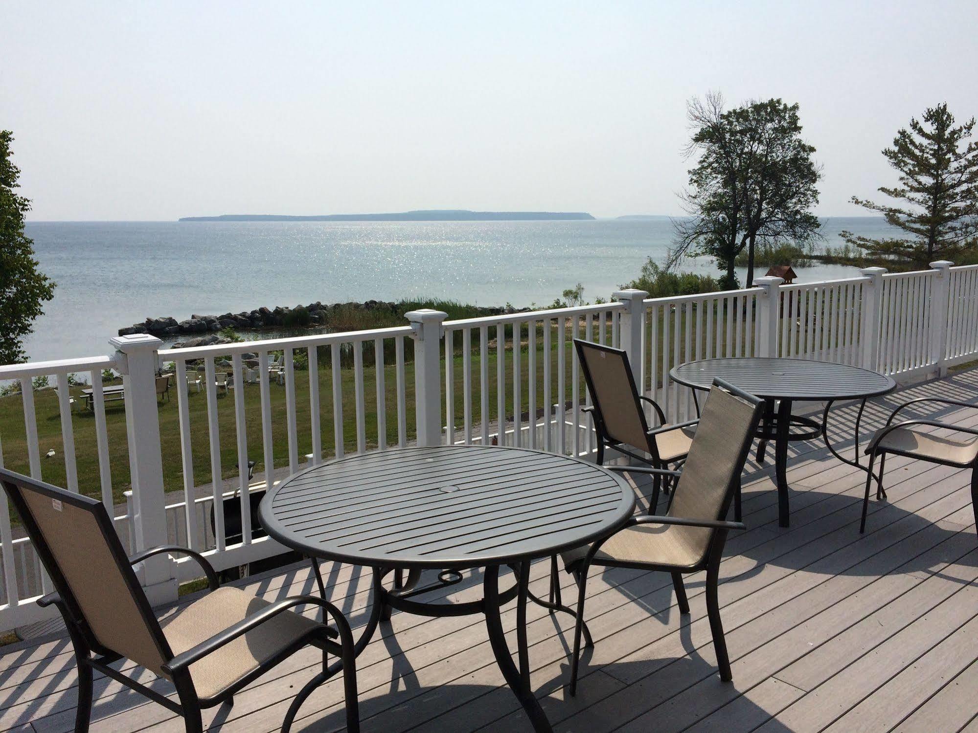 Baymont By Wyndham St. Ignace Lakefront Екстер'єр фото