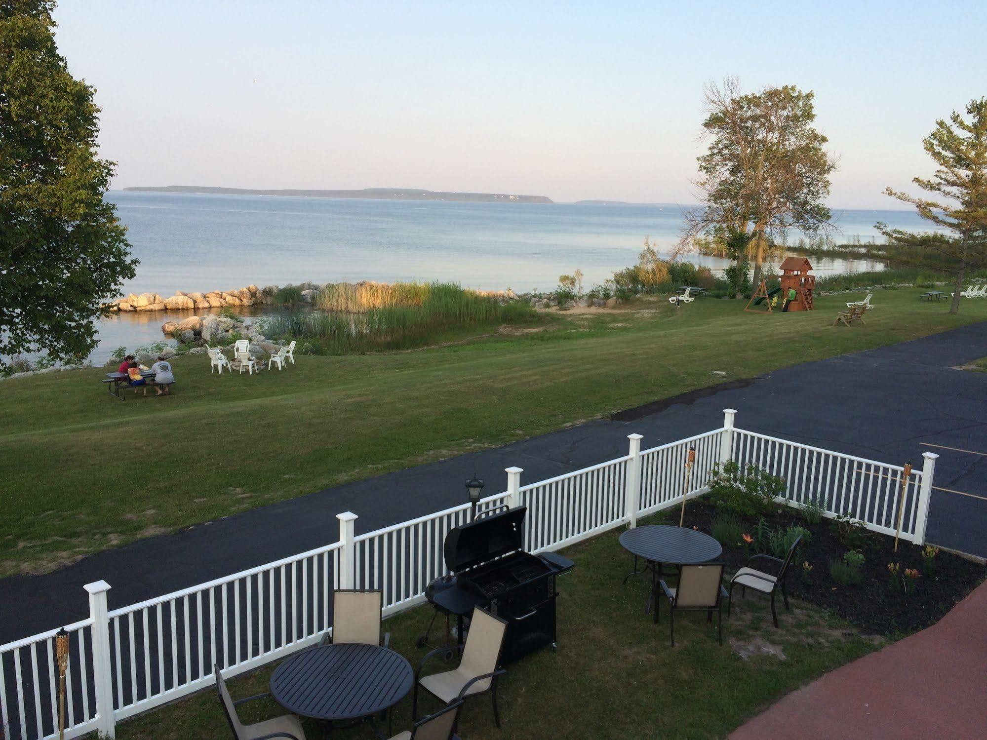 Baymont By Wyndham St. Ignace Lakefront Екстер'єр фото