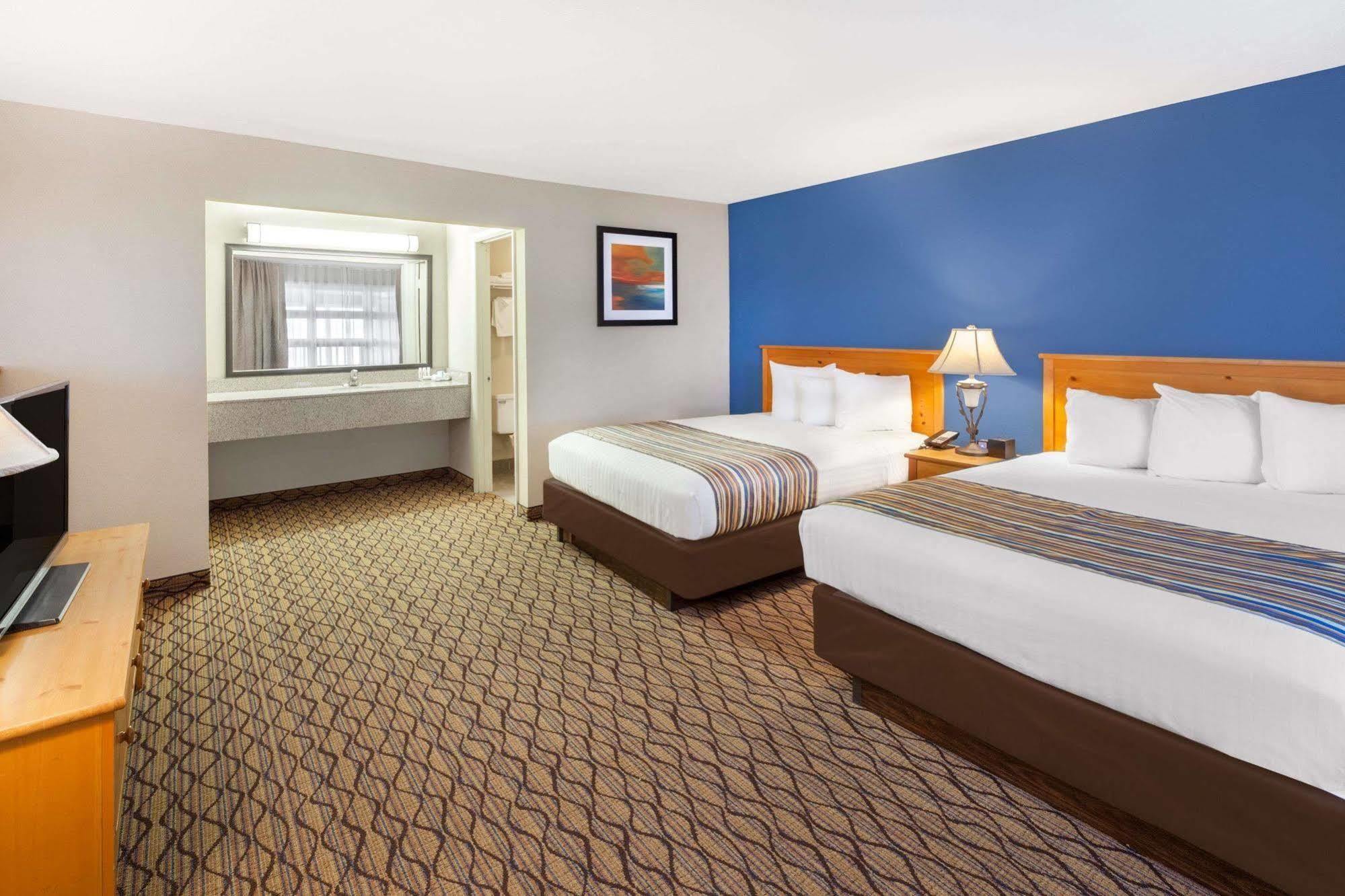 Baymont By Wyndham St. Ignace Lakefront Екстер'єр фото