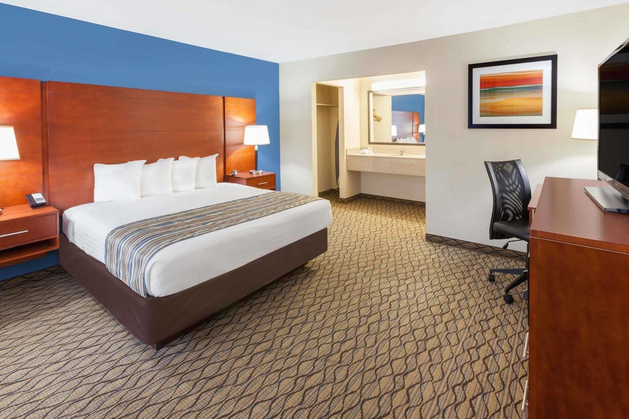 Baymont By Wyndham St. Ignace Lakefront Екстер'єр фото