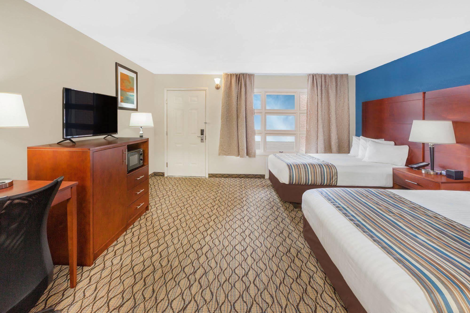 Baymont By Wyndham St. Ignace Lakefront Екстер'єр фото