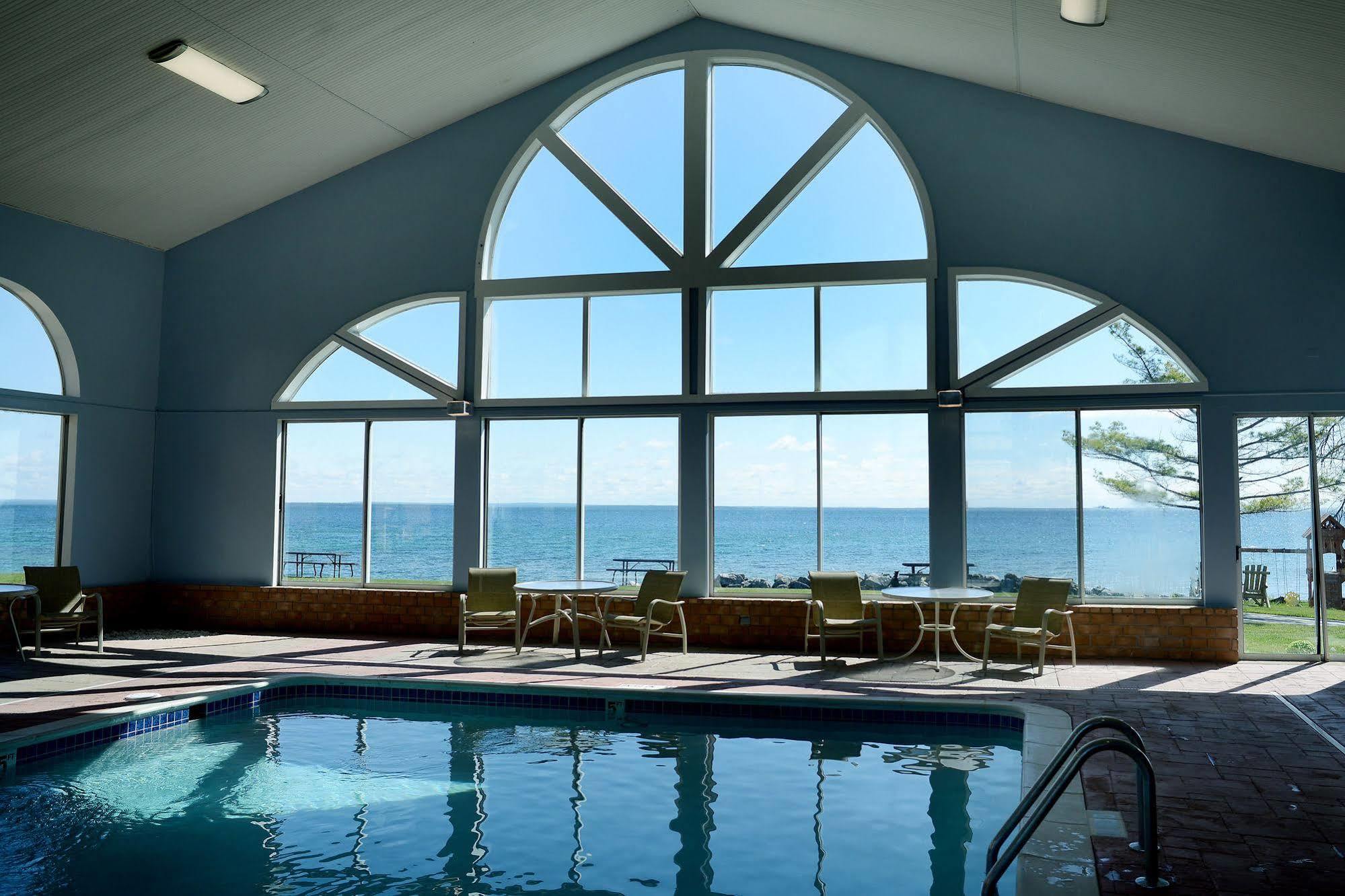 Baymont By Wyndham St. Ignace Lakefront Екстер'єр фото