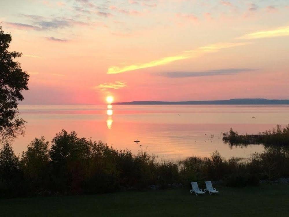 Baymont By Wyndham St. Ignace Lakefront Екстер'єр фото