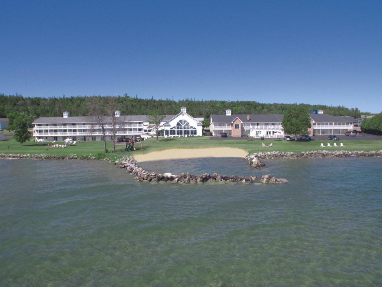 Baymont By Wyndham St. Ignace Lakefront Екстер'єр фото